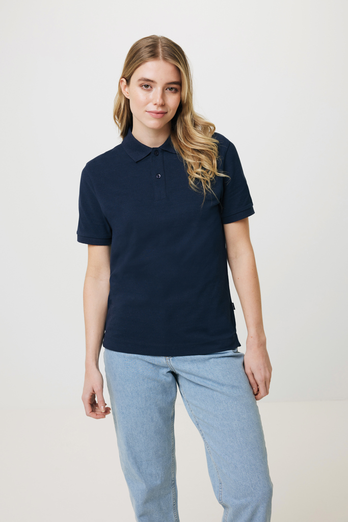 Femme portant polo bleu marine et jean clair