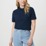 Femme portant un polo bleu marine