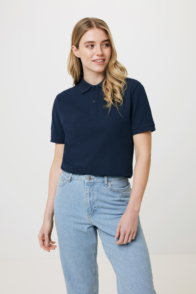 Femme portant un polo bleu marine