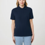 Femme portant un polo bleu marine et jean clair