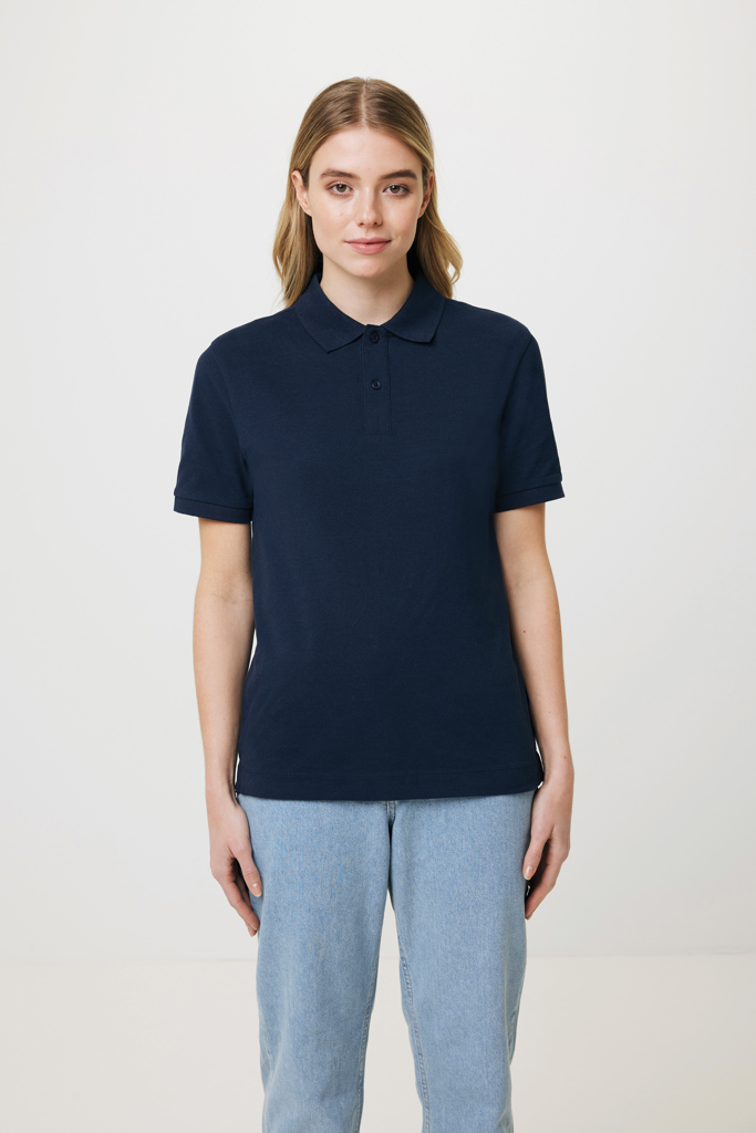 Femme portant un polo bleu marine et jean clair