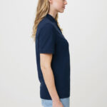 Femme de profil portant un polo bleu marine