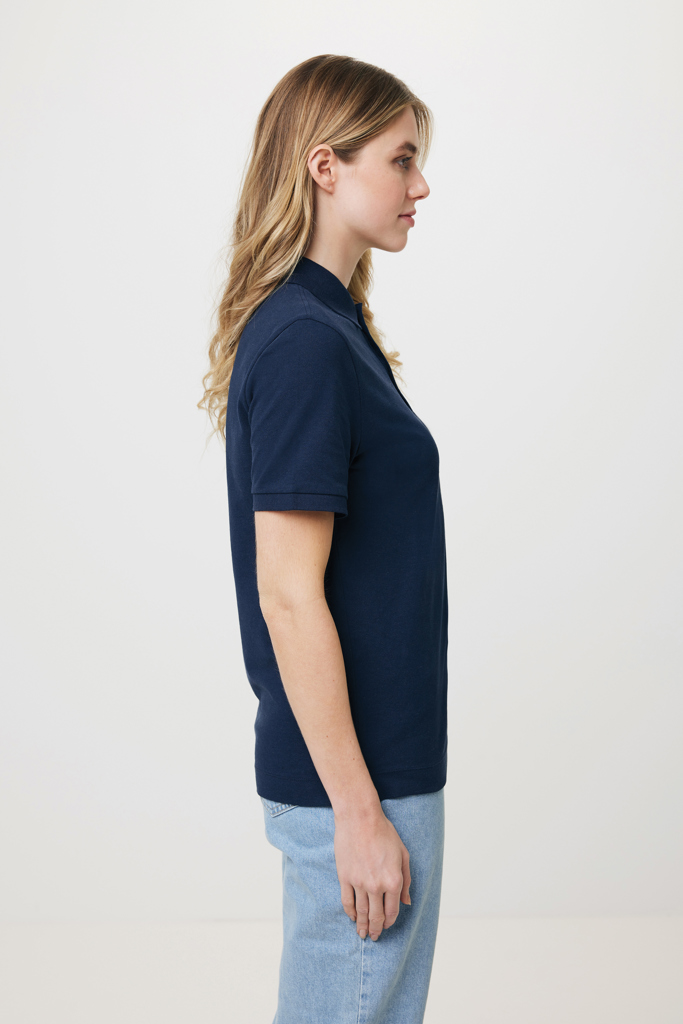Femme de profil portant un polo bleu marine