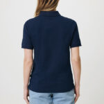 Dos d’une femme portant un polo bleu marine