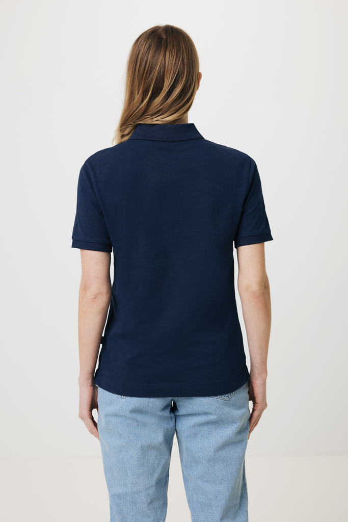 Dos d’une femme portant un polo bleu marine