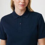 Femme portant un polo bleu marine