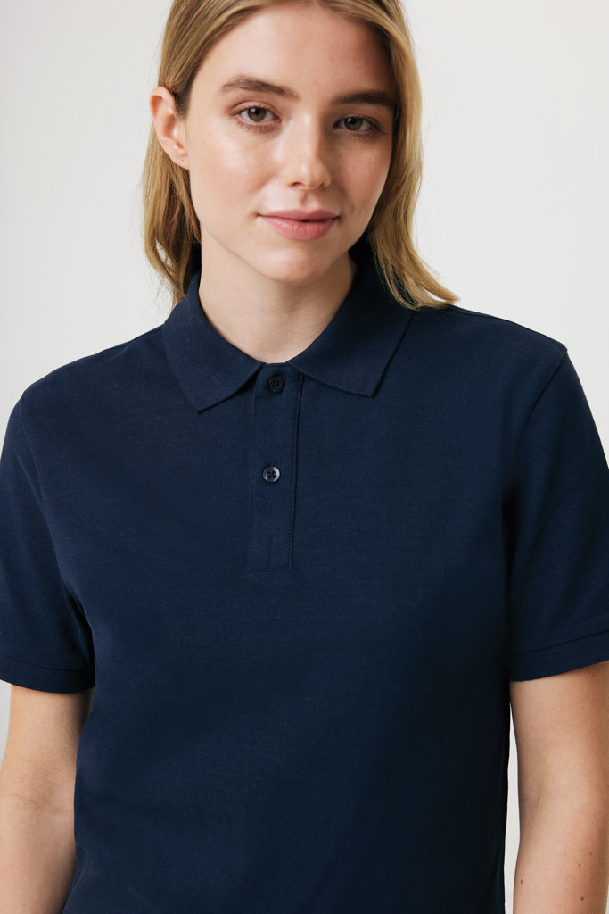 Femme portant un polo bleu marine