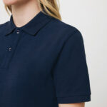 Femme portant un polo bleu marine