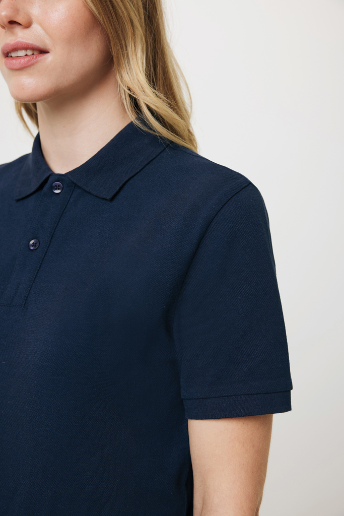 Femme portant un polo bleu marine