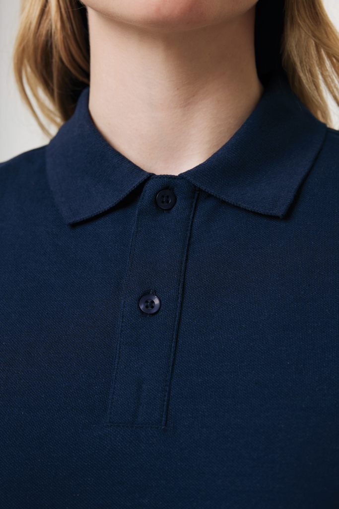 Gros plan sur polo bleu marine boutonné