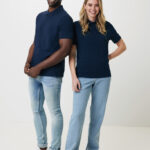 Deux modèles en polos bleu marine et jeans
