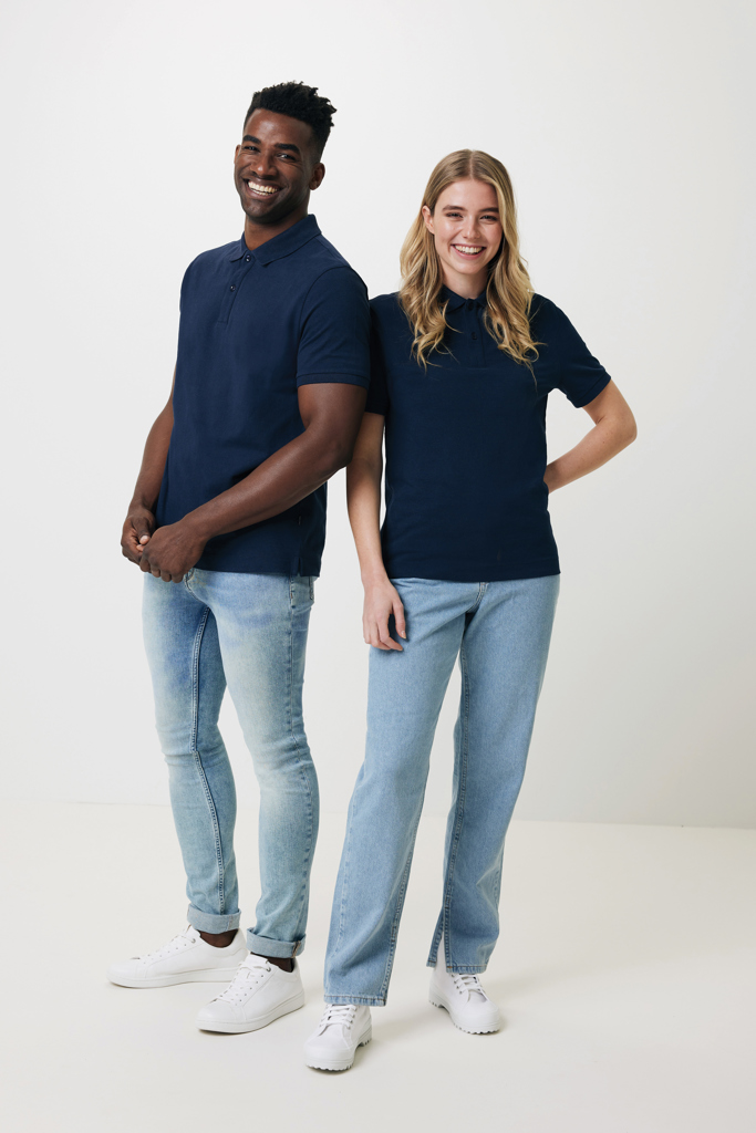 Deux modèles en polos bleu marine et jeans