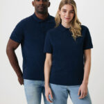 Homme et femme en polos bleu marine