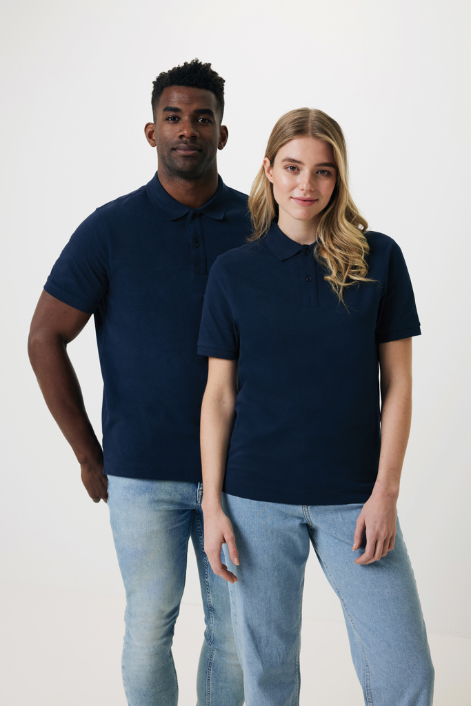 Homme et femme en polos bleu marine