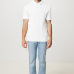 Homme portant polo blanc et jean clair