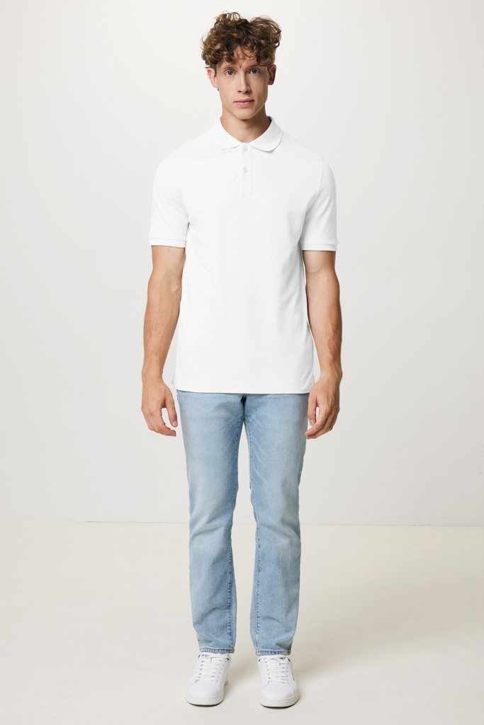 Homme portant polo blanc et jean clair