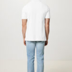 Homme de dos en polo blanc et jean clair