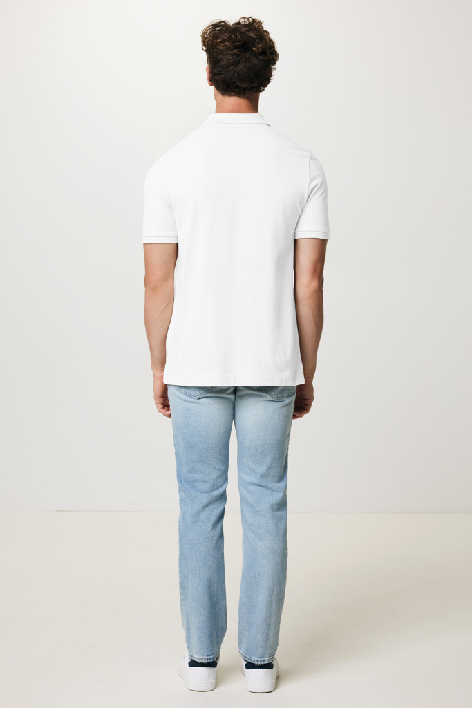 Homme de dos en polo blanc et jean clair