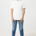 Femme portant polo blanc et jean bleu