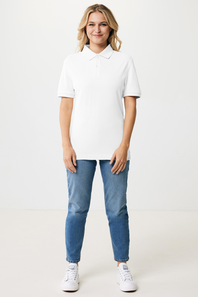Femme portant polo blanc et jean bleu