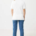 Vue arrière femme polo blanc et jean bleu