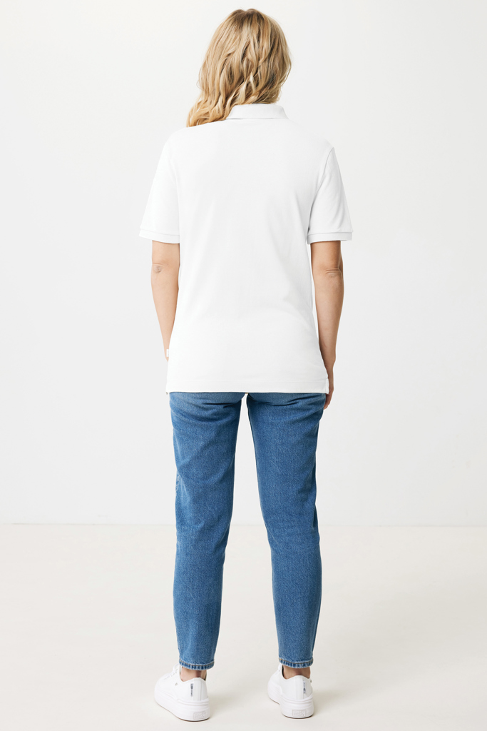 Vue arrière femme polo blanc et jean bleu