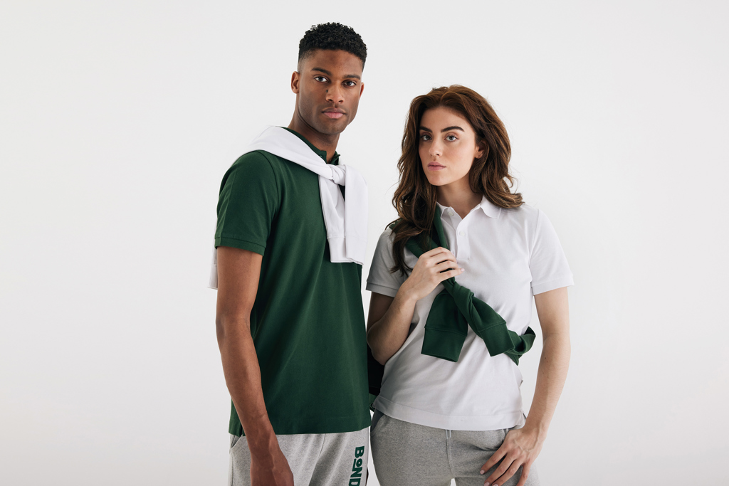 Deux mannequins en tenues sportives vert et blanc