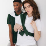 Deux modèles en tenues casual vert et blanc