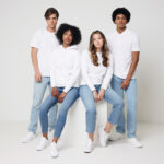 Quatre jeunes adultes en tenues blanches et jeans
