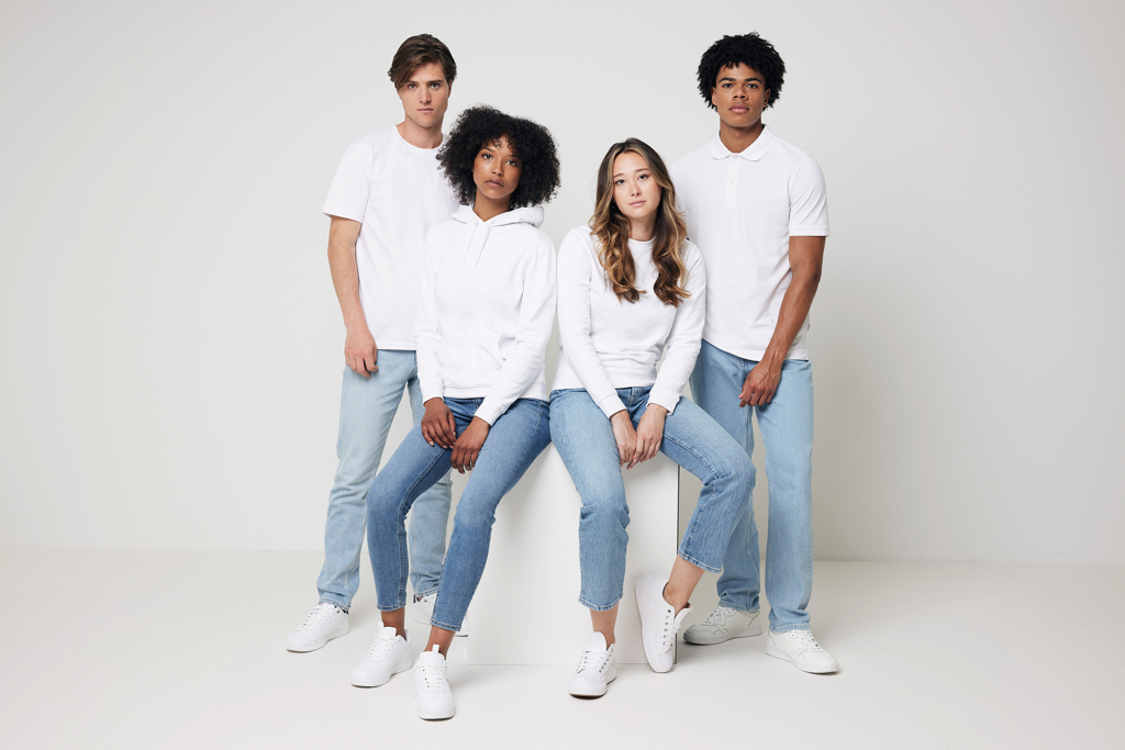 Quatre jeunes adultes en tenues blanches et jeans
