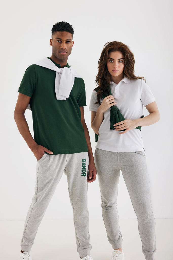 Deux mannequins en tenues sport chic vert et gris