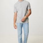 Homme portant polo gris et jean clair