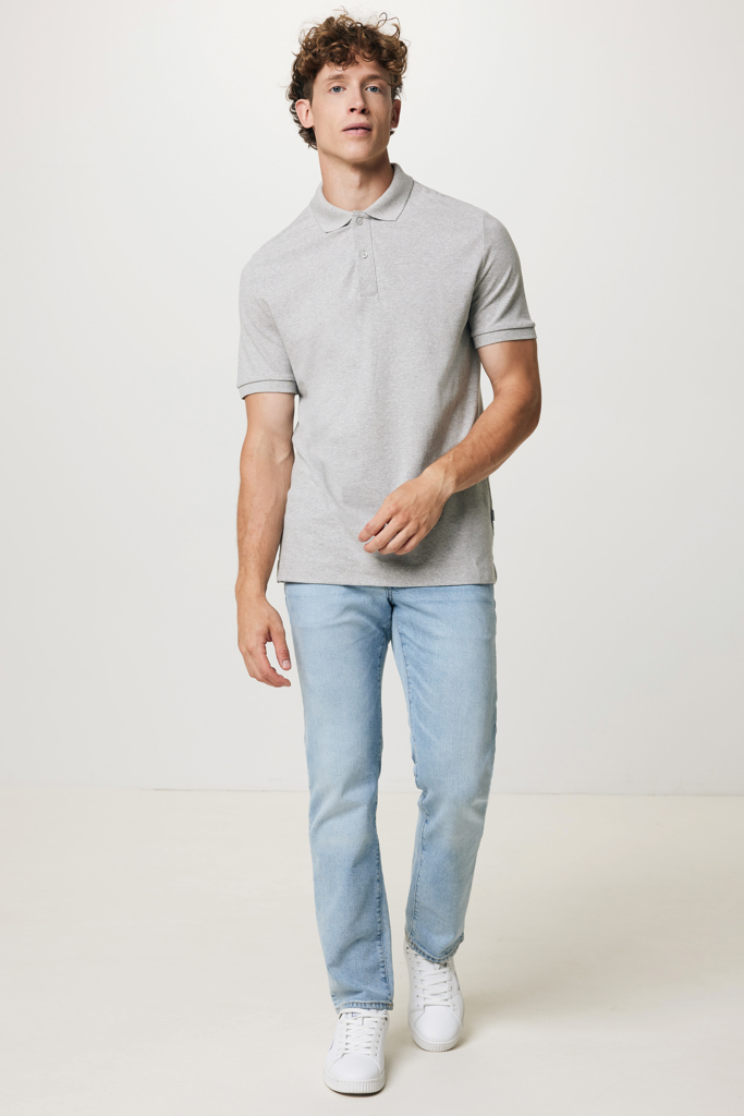 Homme portant polo gris et jean clair