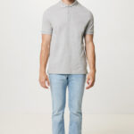 Homme en polo gris et jean clair