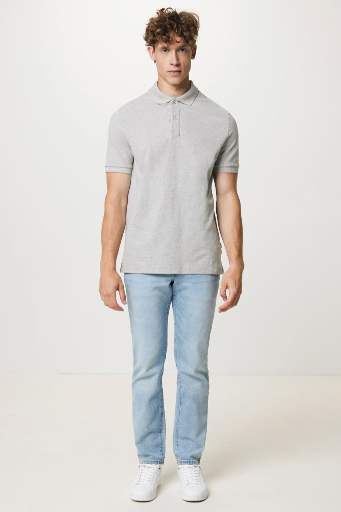 Homme en polo gris et jean clair