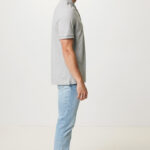 Homme en polo gris et jean clair