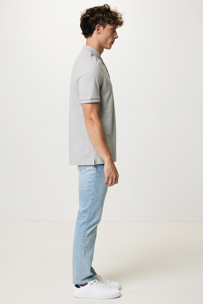 Homme en polo gris et jean clair