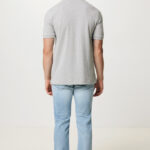 Homme de dos en polo gris et jean clair
