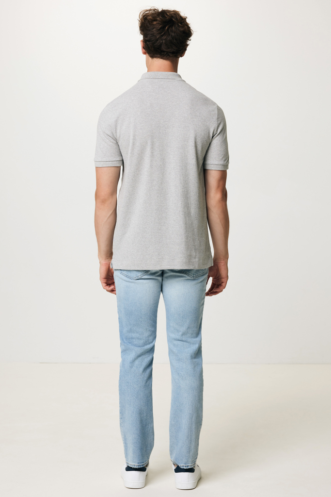 Homme de dos en polo gris et jean clair
