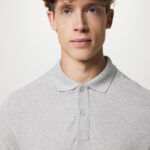 Portrait d’homme en polo gris clair