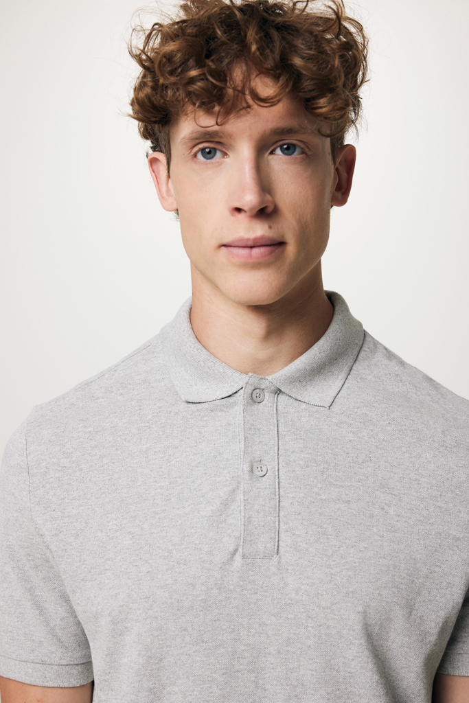 Portrait d’homme en polo gris clair