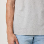 T-shirt gris et jean bleu clair