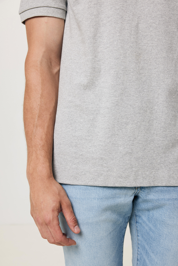 T-shirt gris et jean bleu clair