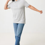 Femme souriante en polo gris et jean