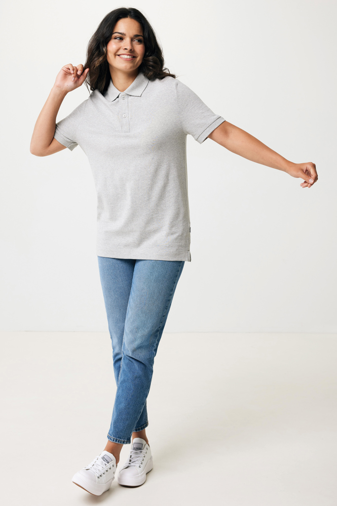 Femme souriante en polo gris et jean
