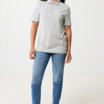 Femme portant polo gris et jean bleu