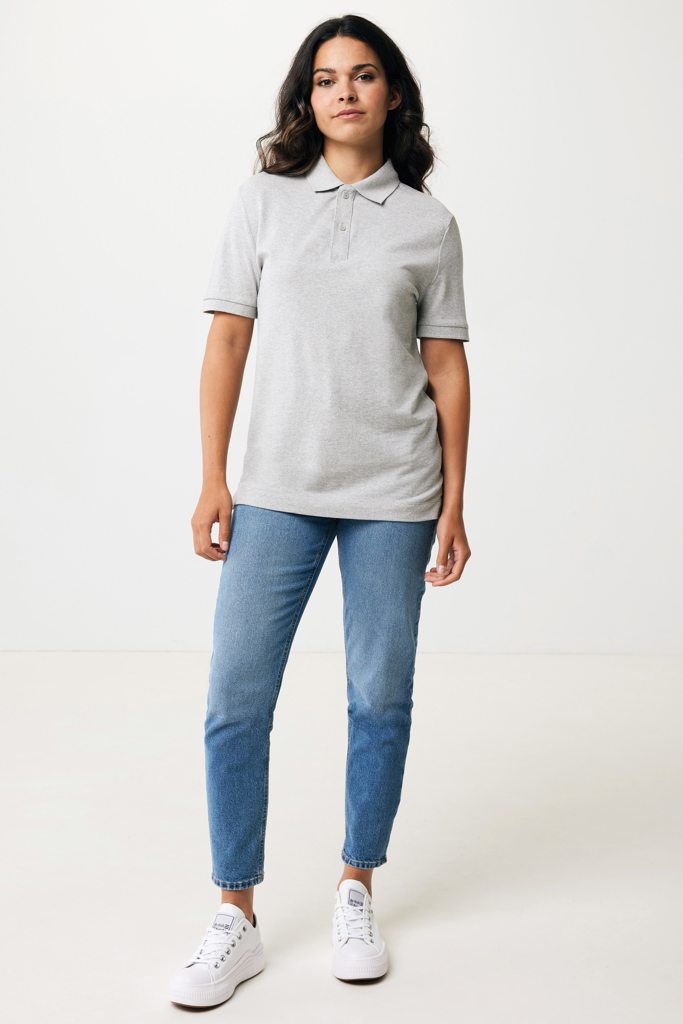 Femme portant polo gris et jean bleu
