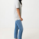 Femme en polo gris et jean bleu