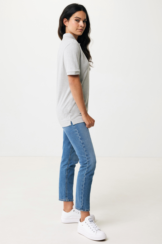 Femme en polo gris et jean bleu
