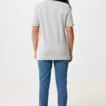Vue arrière femme polo gris et jean